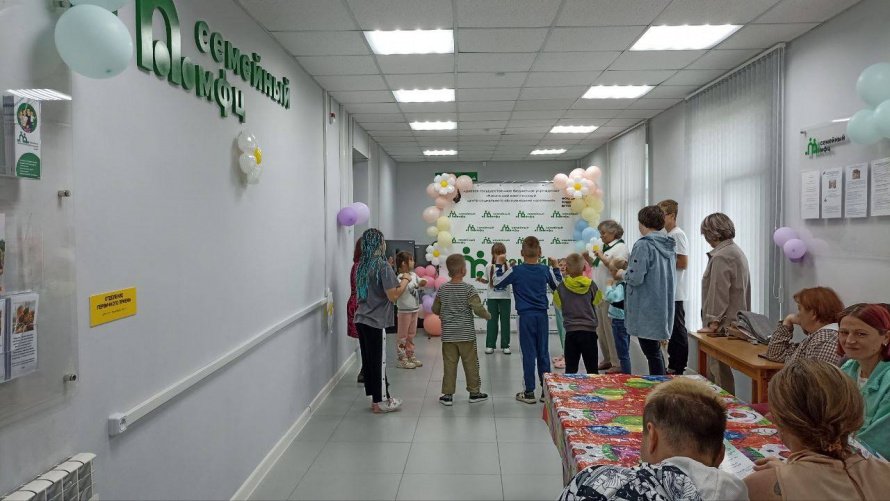 Дождливая погода сегодня не помешала состояться праздничному мероприятию, прсвященному прошедшему недавно Дню защиты детей. 