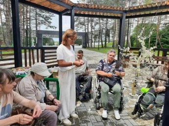 В пятницу, в беседке за Икаром состоялась встреча подразумевающая целый цикл мероприятий " Домашняя магия".Цель мероприятия была изучение и обретение навыков пользования природными материаломи в быту, для улучшения качества жизни.