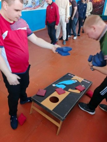 Получатели социальных услуг Бикинского дома социального обслуживания в очередной раз посетили городской стадион города Бикина, где стало доброй традицией участвовать в спортивных мероприятиях проекта «ИгроМир».