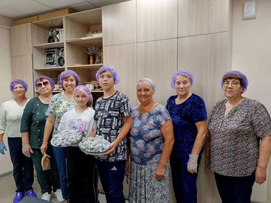 В тишине импровизированных мастерских в селах и поселках Комсомольского района рождается поддержка, которая сильнее любых слов.