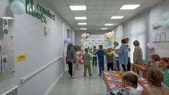 Дождливая погода сегодня не помешала состояться праздничному мероприятию, прсвященному прошедшему недавно Дню защиты детей. 