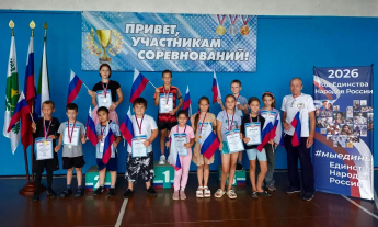 В спортивном зале ДК п. Мухен прошли торжественные соревнования по дартсу «Точно в цель». Это мероприятие мы посвятили легендарному символу нашей страны — Дню Государственного флага РФ.