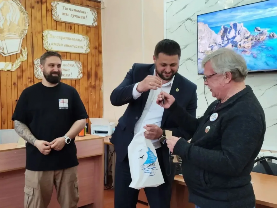 В пятницу в Охотском библиотеке состоялось творческая встреча, посвящённая 310-летию открытия морского пути на Камчатку. Познакомились организаторам и инициаторами проекта,, От побережья-к побережье,, приехавшими в Охотск.