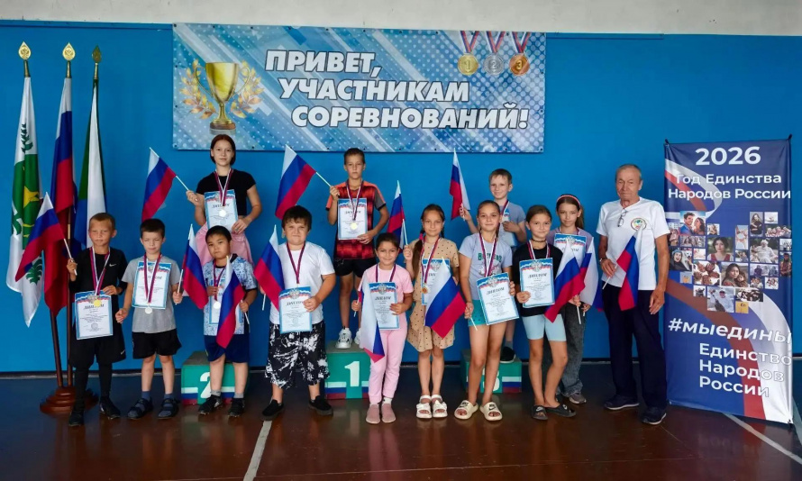 В спортивном зале ДК п. Мухен прошли торжественные соревнования по дартсу «Точно в цель». Это мероприятие мы посвятили легендарному символу нашей страны — Дню Государственного флага РФ.