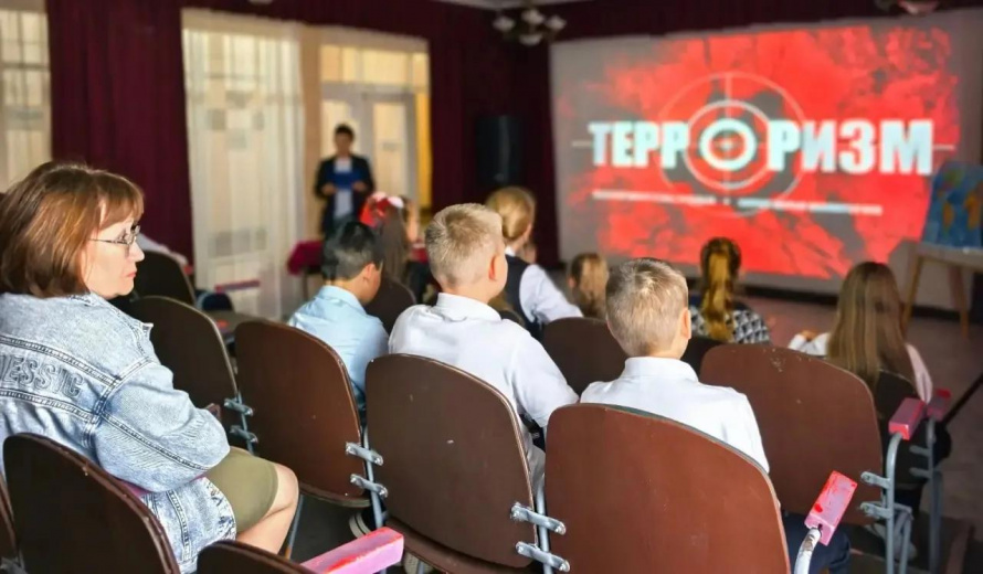 Сегодня, 3 сентября, вся страна склоняет головы в память о жертвах трагедии в Беслане. Прошло уже 20 лет, но боль тех дней не утихает. Этот день стал символом общей скорби и несгибаемой воли в борьбе с терроризмом.
