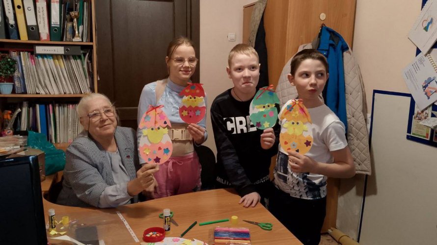 7.04.2025 г в администрации рп.Чегдомын на площадке Общества Инвалидов совместно с ВОРДИ и  специалистами  Краеведческого музея был проведён мастер-класс ,,Весёлый цыплёнок" для замечательных деток и их мам.