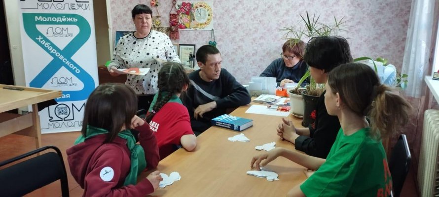 21 апреля,  в преддверии знаменательной даты - 80-летия Великой Победы,  в обществе инвалидов состоялась встреча членов общества и активистов подросткового клуба 
