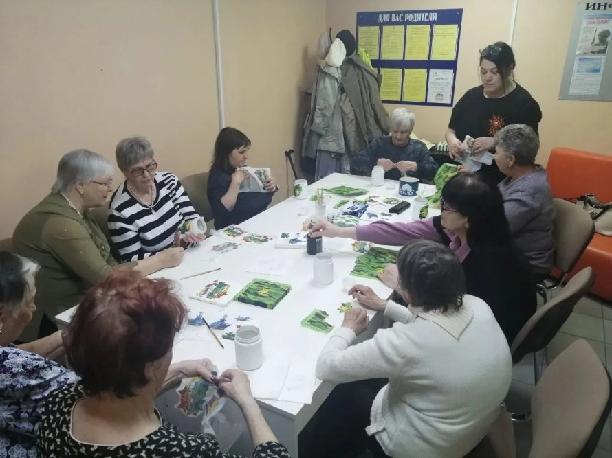 Специалисты КГБУ "Ванинский комплексный центр социального обслуживания населения" подготовили и провели мастер-класс по применению техники декупаж декоративной баночки для представителей отделения инвалидов Ванинского района.