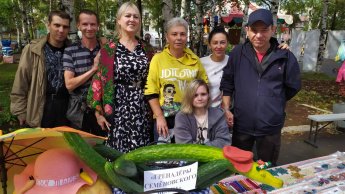 В минувшую субботу, в сквере Районного Дома культуры отшумел, отгремел любимый фольклорный праздник всех умельцев, дачников и рукодельников - "Славянский базар"! 