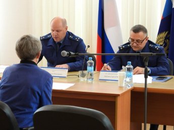 Исполняющий обязанности начальника окружного управления Генпрокуратуры России по ДФО Антон Климов провел приём жителей Николаевского района Хабаровского края.