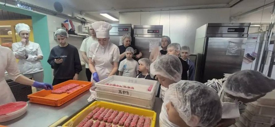 Ученики с овз МБОУ СОШ села Восточное совершили незабываемое путешествие на фабрику эклеров, где окунулись в атмосферу волшебства и творчества! 