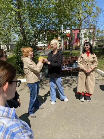 Сегодня в сквере Районного Дома культуры прошла яркая встреча Советско‑Гаванского отделения общества инвалидов с психологом Татьяной Макаровой на тему «Повышение жизненного оптимизма через игру»!