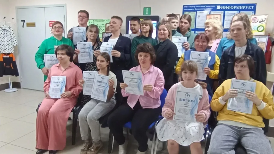 29 мая в Отделе социальной поддержки населения по Бикинскому округу состоялось открытие и награждение участников и победителей краевой  выставки изобразительного, прикладного творчества и фотоискусства инвалидов «Единство сердец».