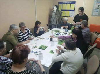 Специалисты КГБУ "Ванинский комплексный центр социального обслуживания населения" подготовили и провели мастер-класс по применению техники декупаж декоративной баночки для представителей отделения инвалидов Ванинского района.