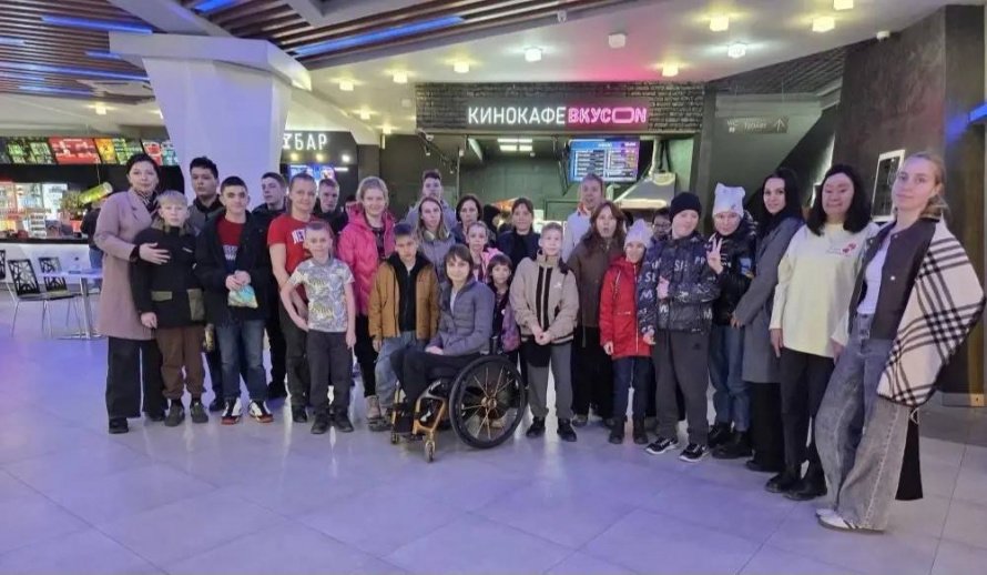На премьеру фильма *«Домовёнок Кузя 2»отправились особенные ребята из психоневрологического интерната с. Тополево, воспитанники детского дома №32 с. Некрасовка и просто особенные семьи. Для них этот день стал настоящим праздником! 