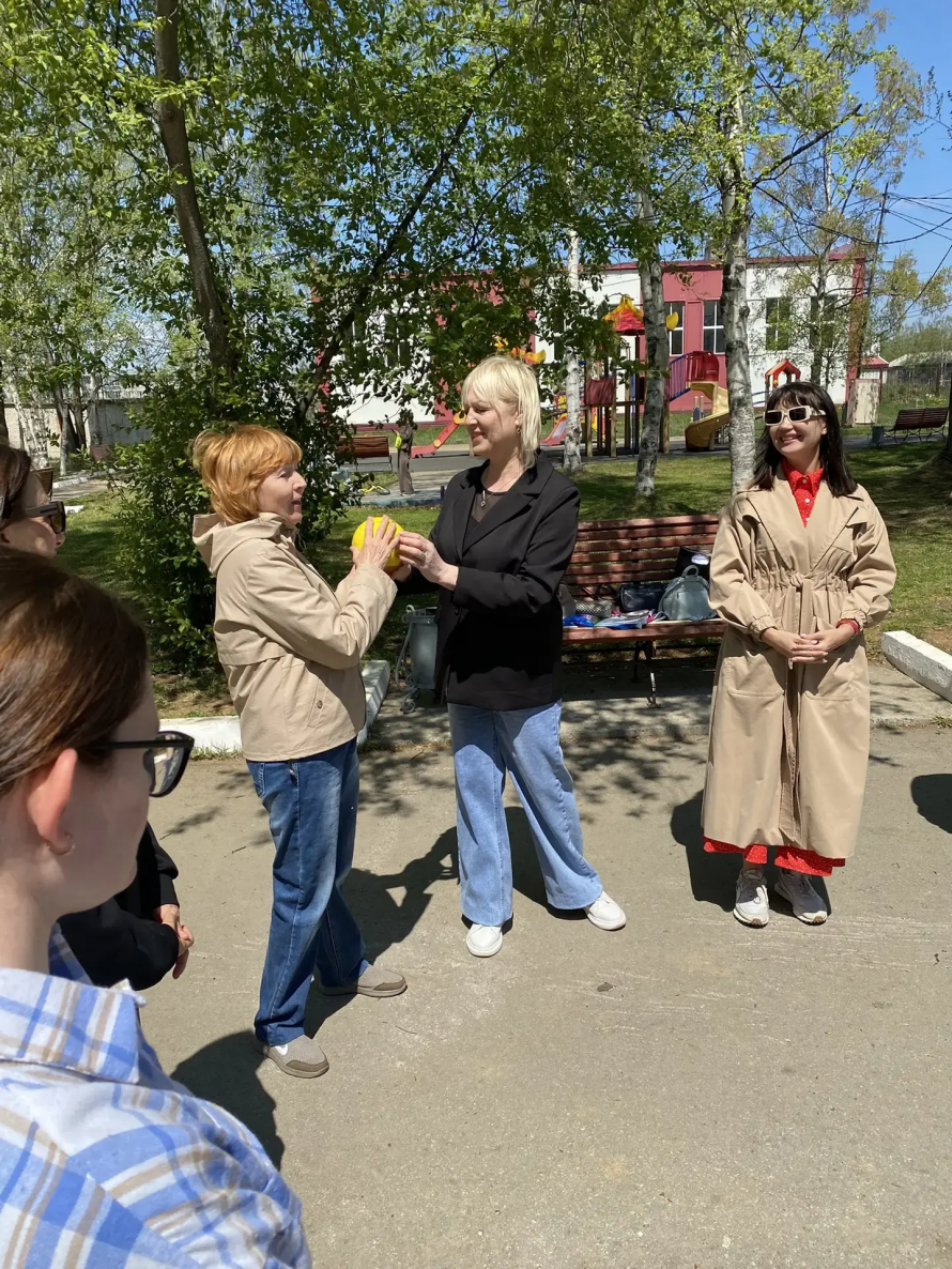 Сегодня в сквере Районного Дома культуры прошла яркая встреча Советско‑Гаванского отделения общества инвалидов с психологом Татьяной Макаровой на тему «Повышение жизненного оптимизма через игру»!