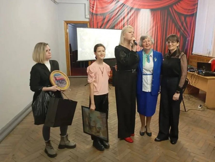 В зале Дома культуры собрались друзья, ветераны и сотрудники, чтобы разделить радость. 