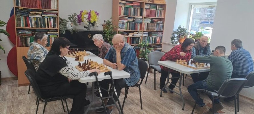 Традиционный шахматно-шашечный турнир, посвященный Дню Победы, состоялся на базе КДЦ «Дом ветеранов» п.Ванино. В нём приняли участие 12 представителей отделения ХКО ООО «ВОИ» Ванинского района.
