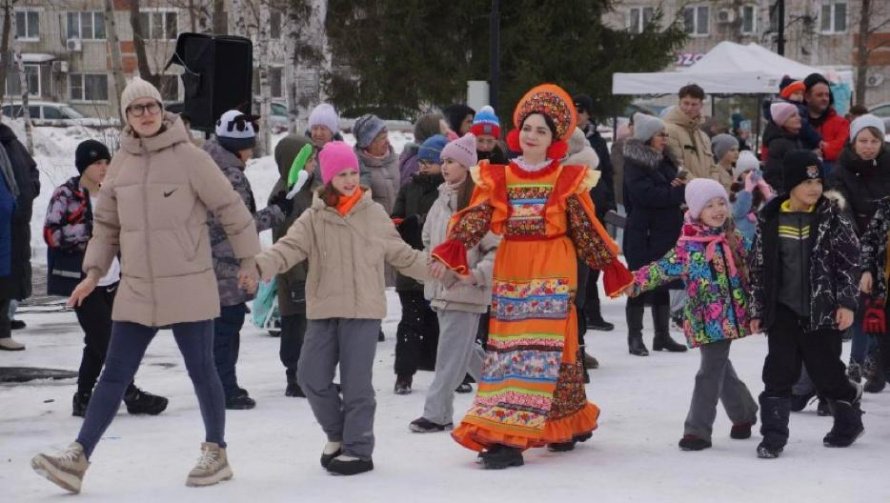 22 февраля 2026 года на площади имени Ленина гп. Переяславка прошёл яркий и весёлый театрализованный праздник проводов зимы — «Ух ты, Масленица!» 