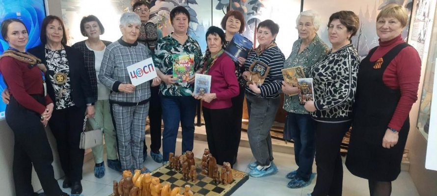 В праздник «День коренных народов Севера» который начали отмечать в этом году   сотрудники Центра общения старшего поколения пригласили нас посетить краеведческий музей п. Переяславка.
