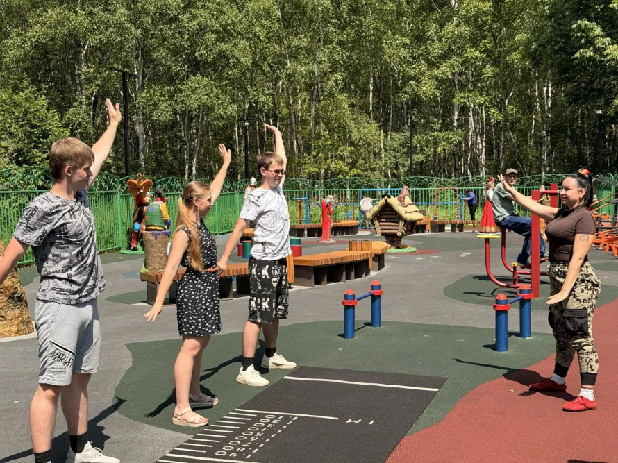 Сегодня зона активного отдыха «Спортивная аллея» в парке «Зелёный мыс» буквально искрилась эмоциями: здесь не просто занимались спортом — здесь жили моментом, радовались каждому успеху и поддерживали друг друга. 