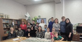 4 марта в Социальном фонде состоялся мастер -класс по изготовлению кулончиков из эпоксидной смолы "Подарок маме" для детей с инвалидностью.