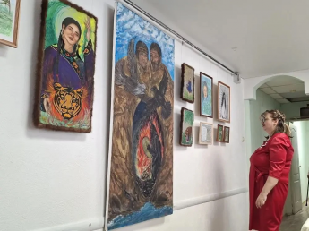 Выставку авторских работ "Тумнинские легенды" посетили члены отделения инвалидов Ванинского района. 
