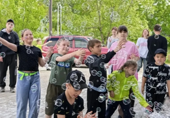 Сегодня в ДК п. Мухен прошёл яркий и незабываемый праздник для самых активных и жизнерадостных — «Подарим радость детям», который провели сотрудники ДК совместно с ВОИ для школьников, дошкольников и детей с ОВЗ.