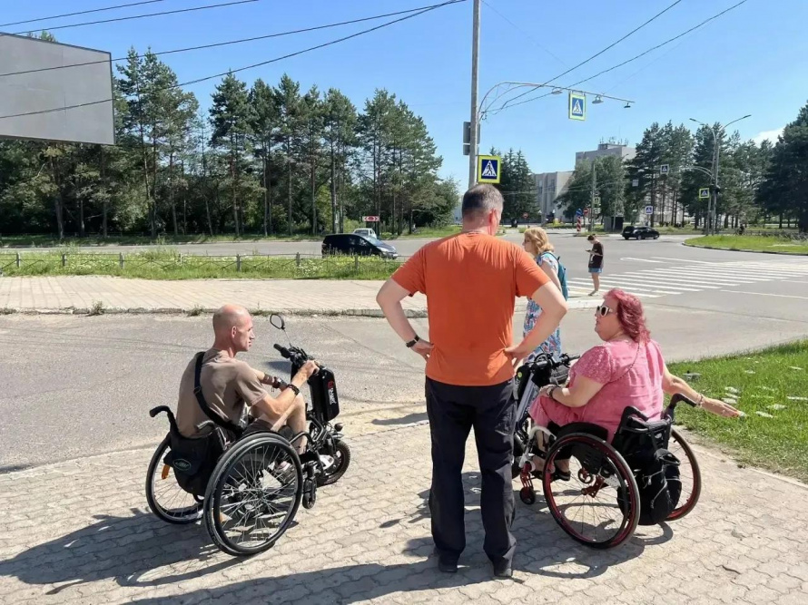 Свой очередной еженедельный объезд дворов и прилегающих территорий посвятил доступной среде.