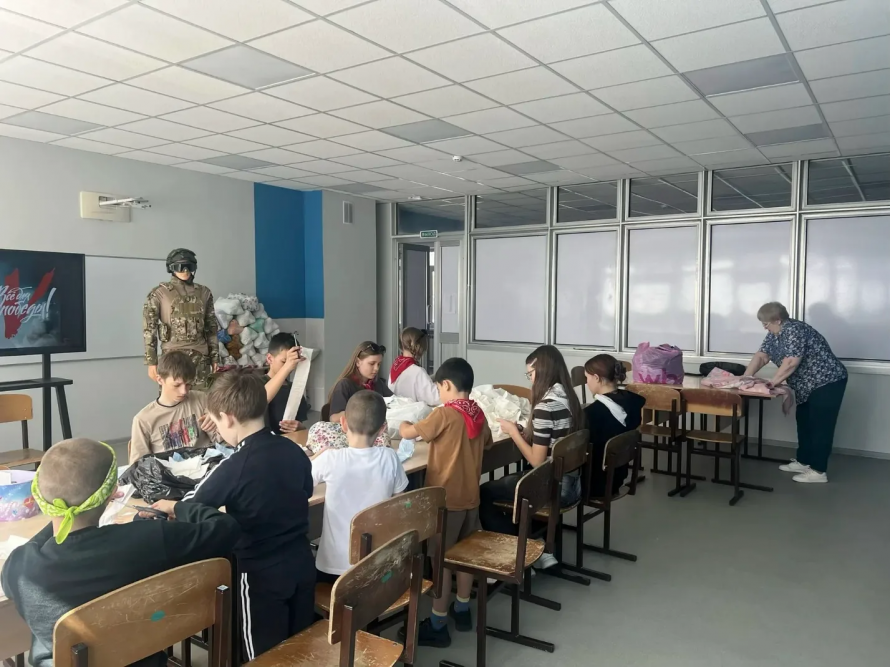  Продолжают помогать участникам СВО неравнодушные люди с ограниченными возможностями здоровья. Плетут маскировочные сети, делают заживляющие мази и окопные свечи, а еще шьют «подушки -косточки». 