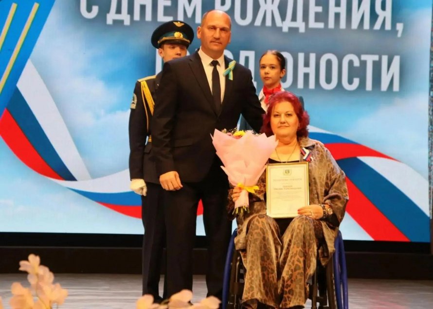 Губернатор Хабаровского края Дмитрий Демешин принял участие в торжественном собрании, посвященном Дню России и 94-й годовщине со дня образования города Комсомольска-на-Амуре. Глава города Комсомольска-на-Амуре вручил награды лучшим специалистам города. 
