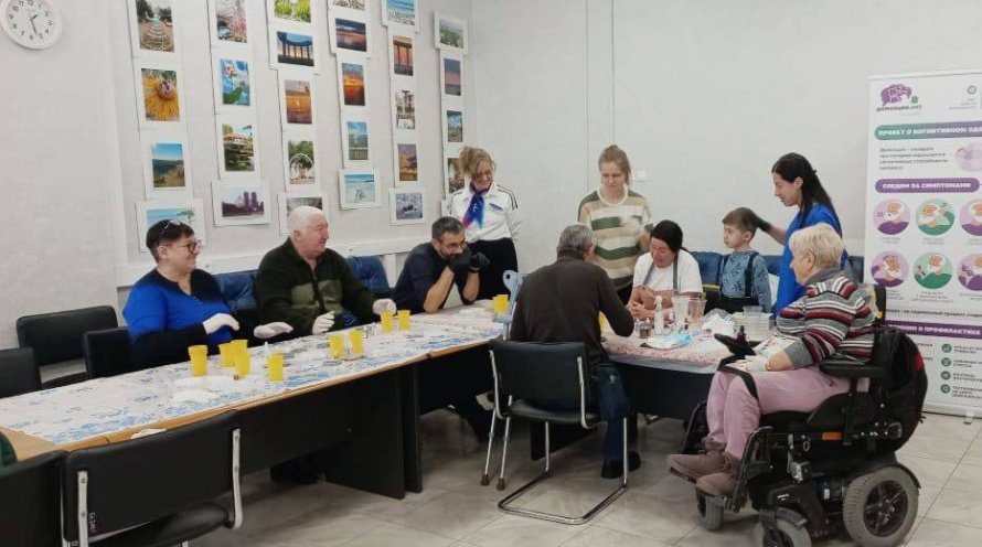 10 декабря кадровый состав ВОИ по предложению ВОИ Хабаровского района,решили сделать доброе дело и собрались на мастер-классе в СФР  по изготовлению новогодних игрушек.