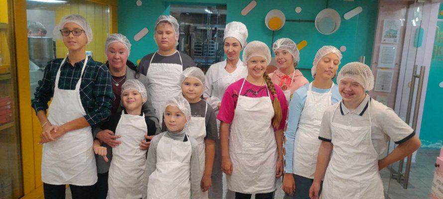3 октября ребята с овз из Хабаровского района и г.Хабаровска посетили Фабрику эклеров.