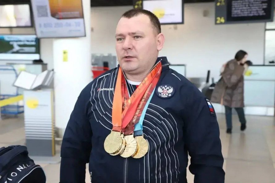 Поздравление от Дмитрия Викторовича Демешина нашему чемпиону!!! Спортсмен-паралимпиец из Бикина вновь доказал свой высочайший класс, завоевав целых четыре золотые медали на чемпионате Европы по пауэрлифтингу, который прошёл в Тбилиси.