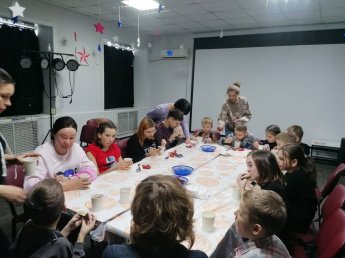 6 февраля состоялся выздной мастер-класс по абстрактной живописи в селе Некрасовка,в рамках муниципального гранта "Будущее за нами"