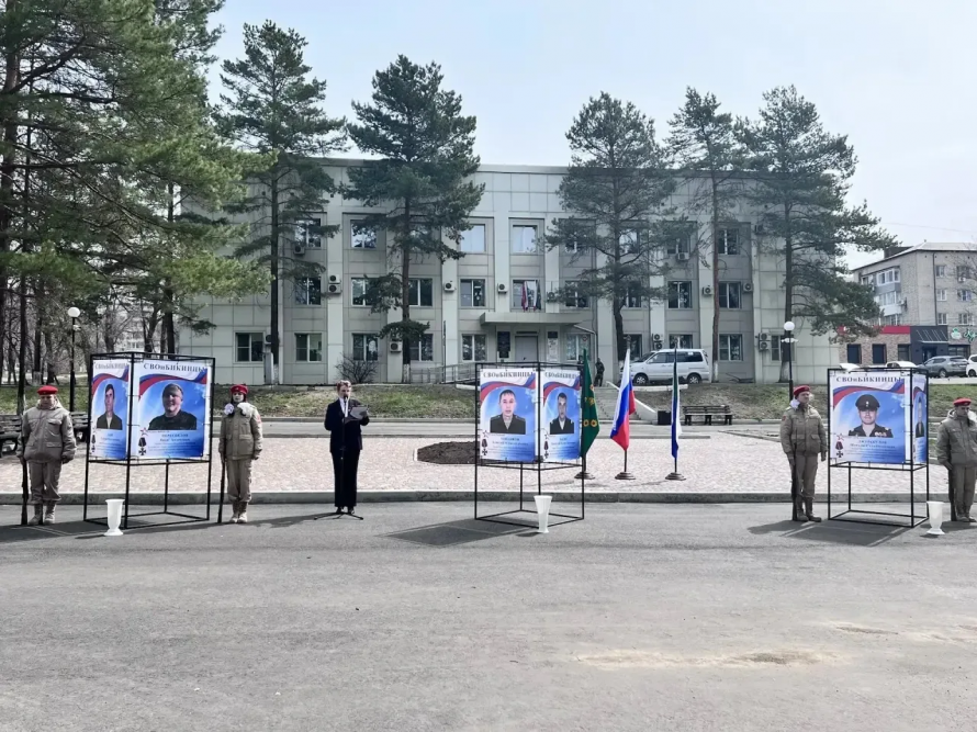 6 мая, в сквере, возле администрации Бикинского округа,  прошла торжественная церемония открытия проекта  «СВОи бикинцы», посвященная участникам СВО, геройски погибшим в ходе ее проведения.