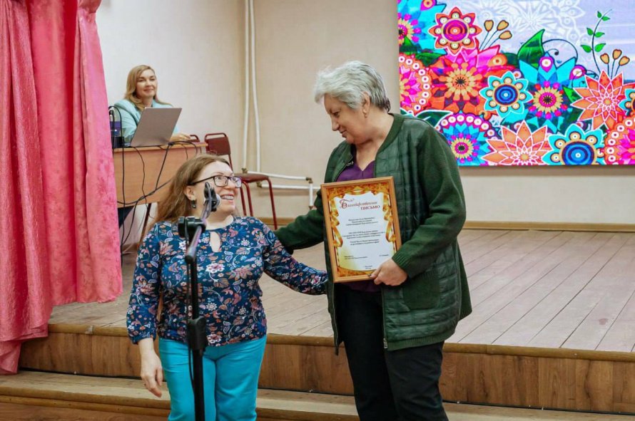 16 мая в зале детской музыкальной школы г. Вяземский прошел фестиваль самодеятельного творчества людей с ограниченными возможностями "Играй, играй, тальяночка, сама!", посвященный юбилею Победы в ВОВ.