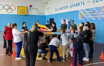 Сегодня на спортивной площадке ВФСК ГТО «Новый уровень активности» прошла яркая спортивная акция «ГТО — путь к успеху», которую организовали сотрудники ДК Мухен совместно с ВОИ для школьников и детей с ОВЗ.