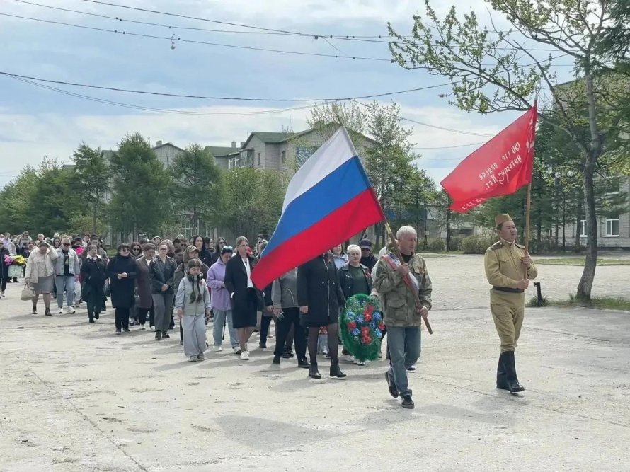 22 июня, в День памяти и скорби, Охотск прожил этот день сердцем. От первого цветка, возложенного к памятнику, до последней свечи, зажжённой в сквере.